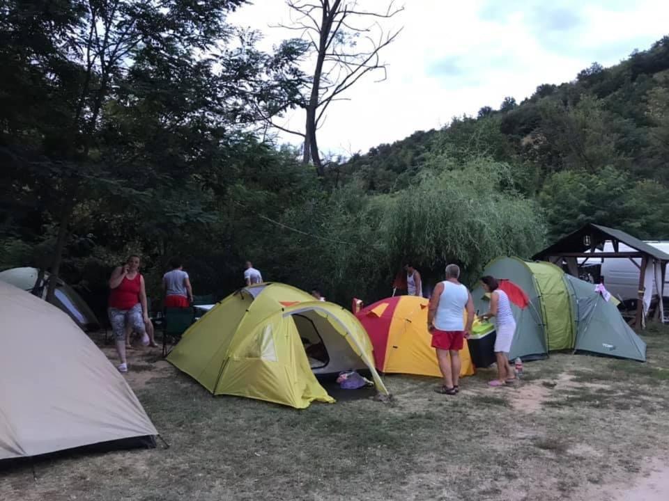 Camping In Clisura Dunarii Eselnita Ngoại thất bức ảnh