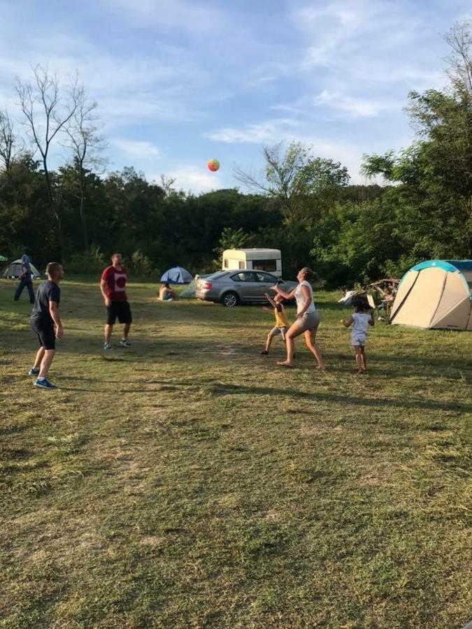 Camping In Clisura Dunarii Eselnita Ngoại thất bức ảnh